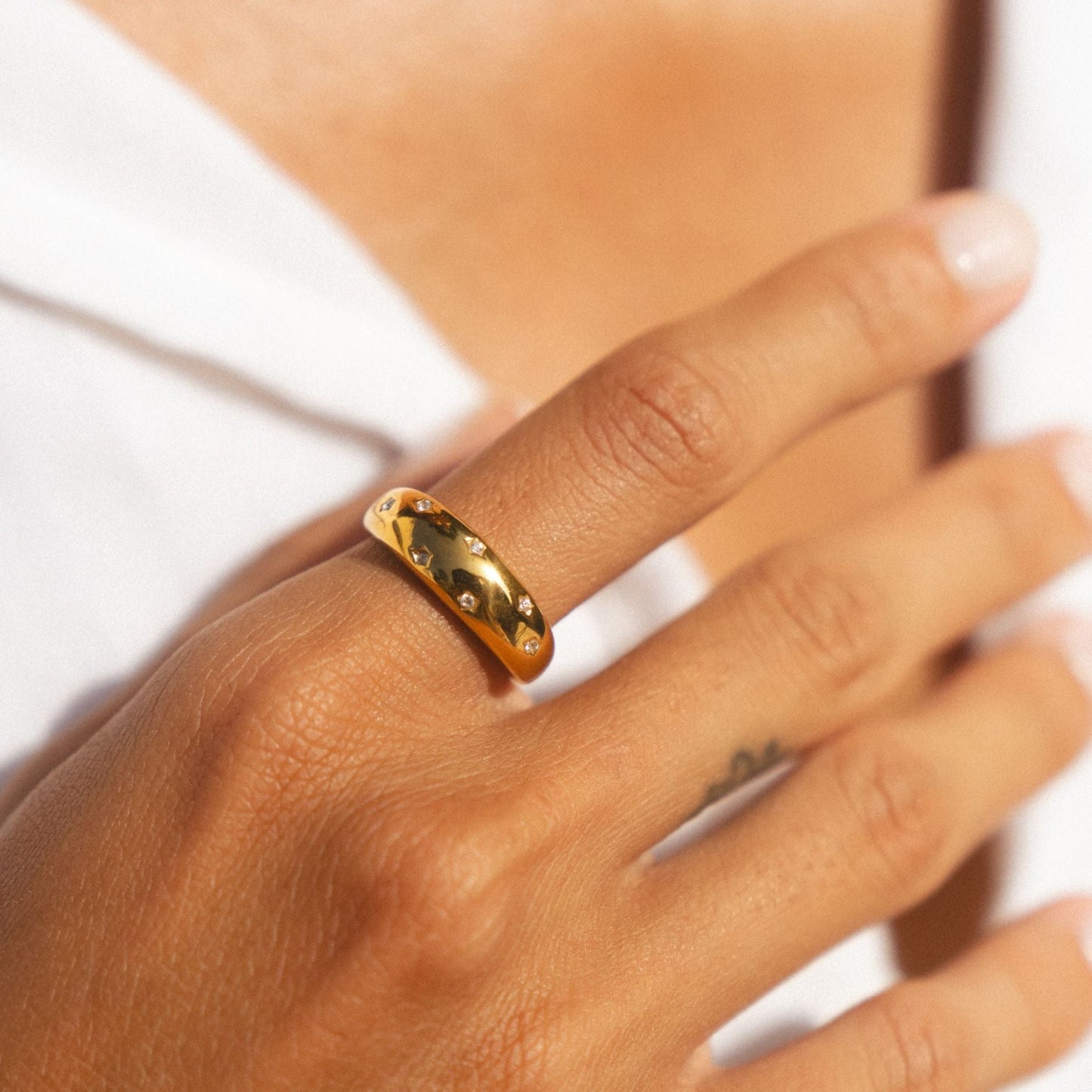 Ring Gold gewölbt mit weißen Stern-Gemsteinen wasserdicht