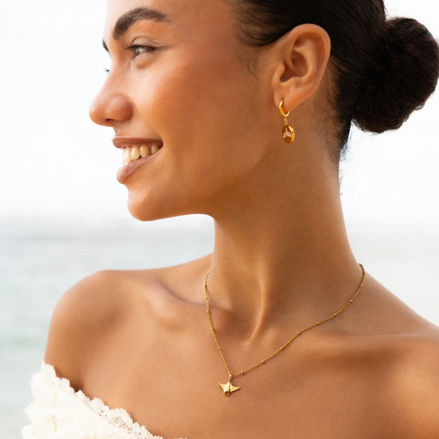 Damen Huggie Creolen Gold mit Walflossen Anhänger und Zirkon wasserfest hypoallergen
