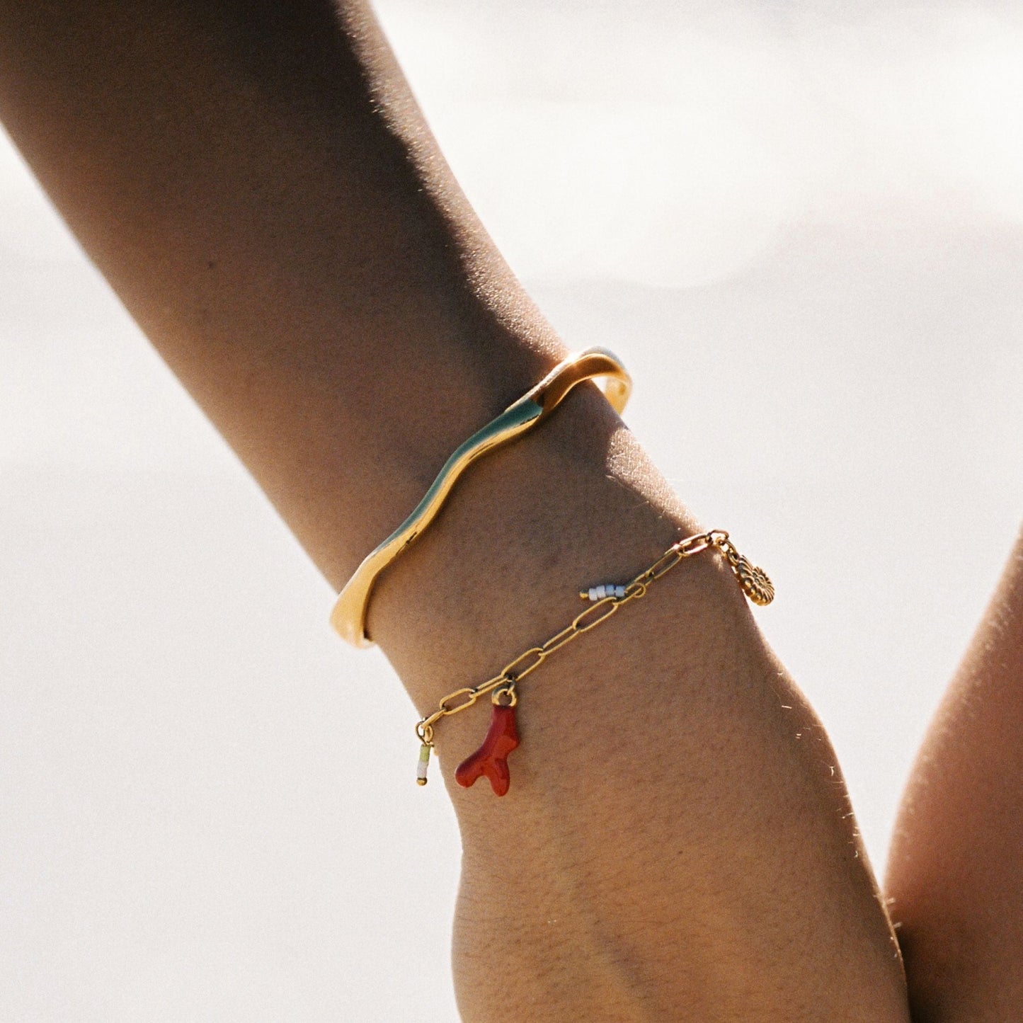 Damen Armreif Gold Wellen-Design wasserfest hypoallergen Edelstahl offen