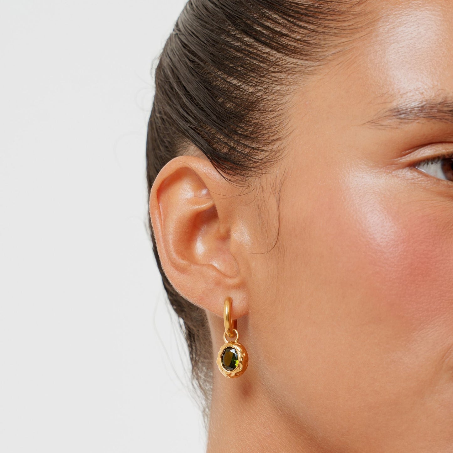 Damen Creolen Ohrringe Gold mit grünem Zirkon Huggie wasserfest hypoallergen