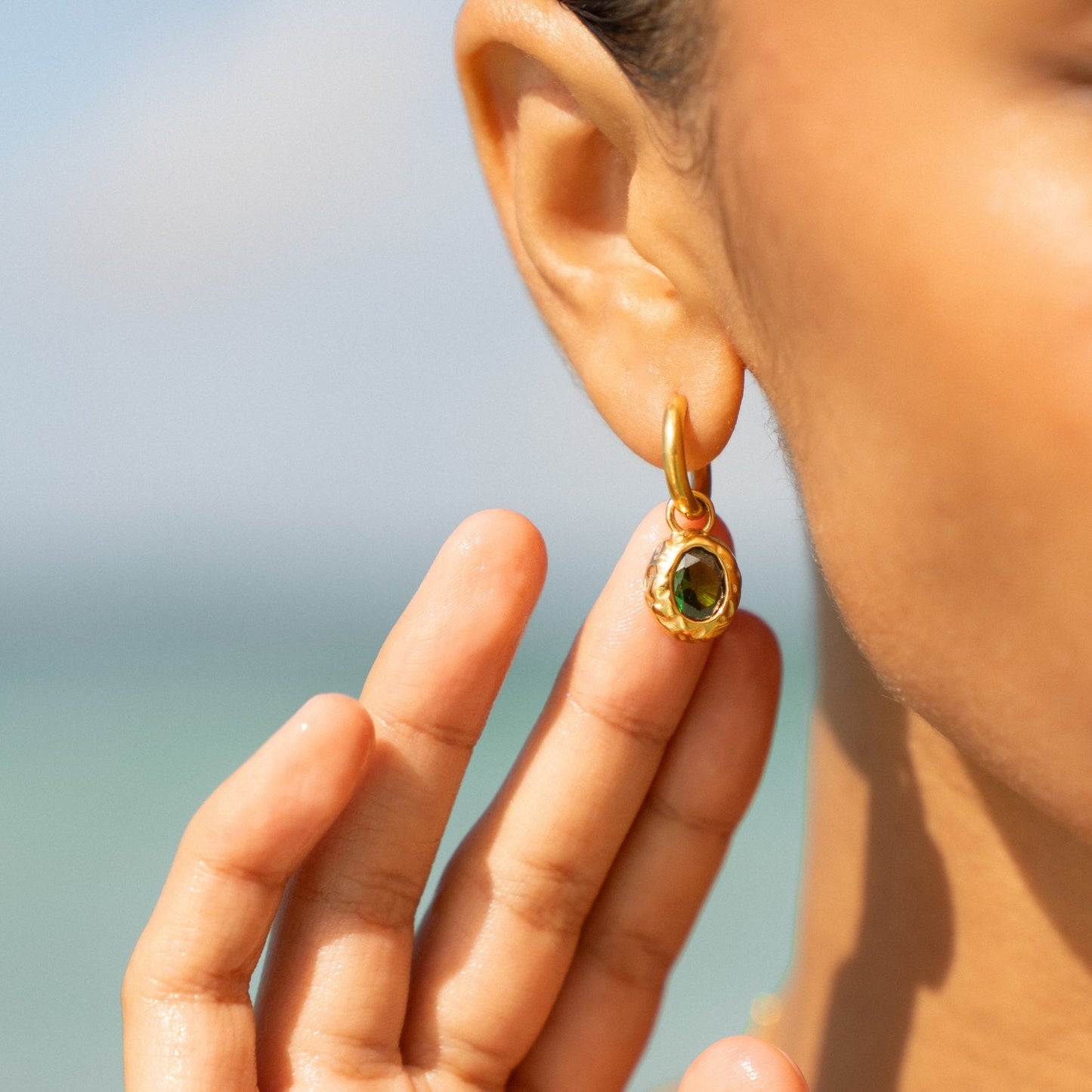 Damen Creolen Ohrringe Gold mit grünem Zirkon Huggie wasserfest hypoallergen