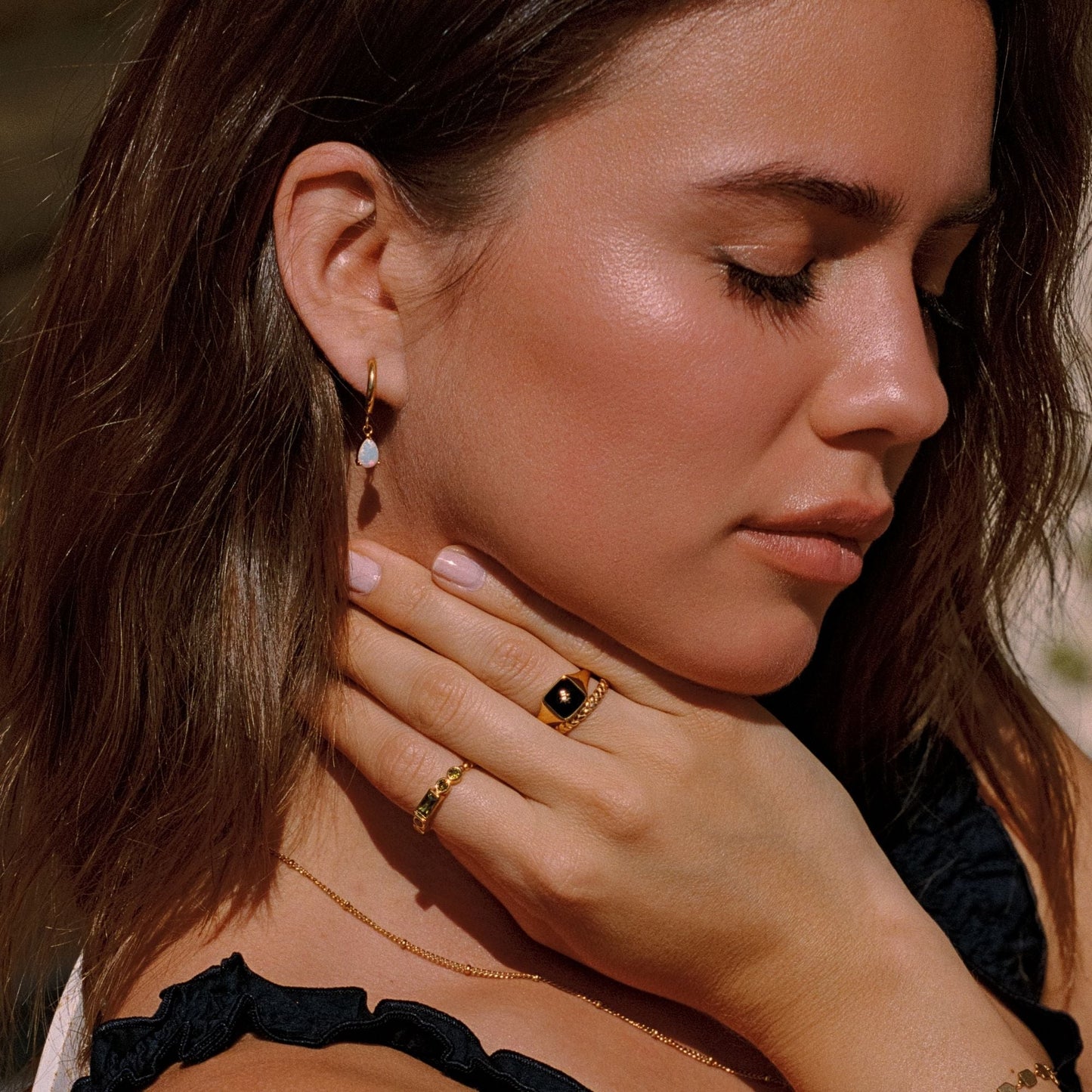 Damen Huggie Creolen Gold Opal Tropfenanhänger wasserdicht hypoallergen