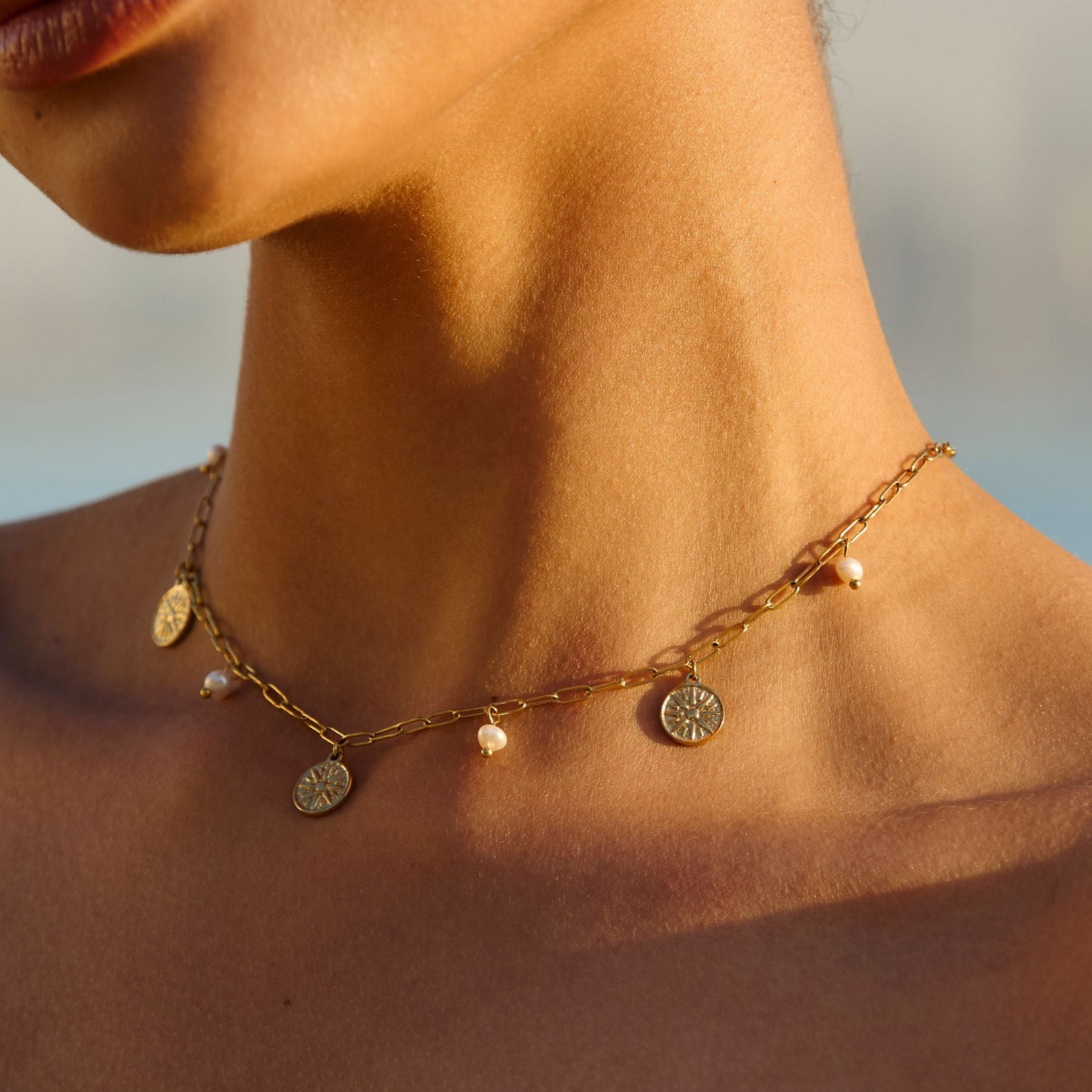 Damen Perlen Choker Gold mit Sonnen Anhängern und Süßwasserperlen wasserfest