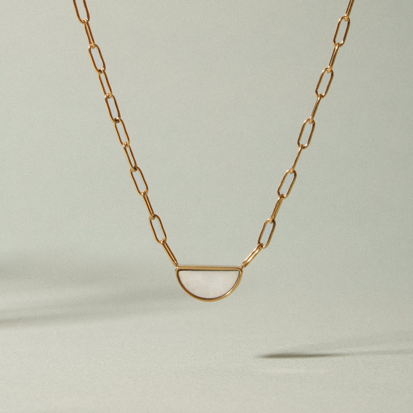 Damen Perlmutt Choker Gold wasserfest mit Anhänger Paperclip Kette