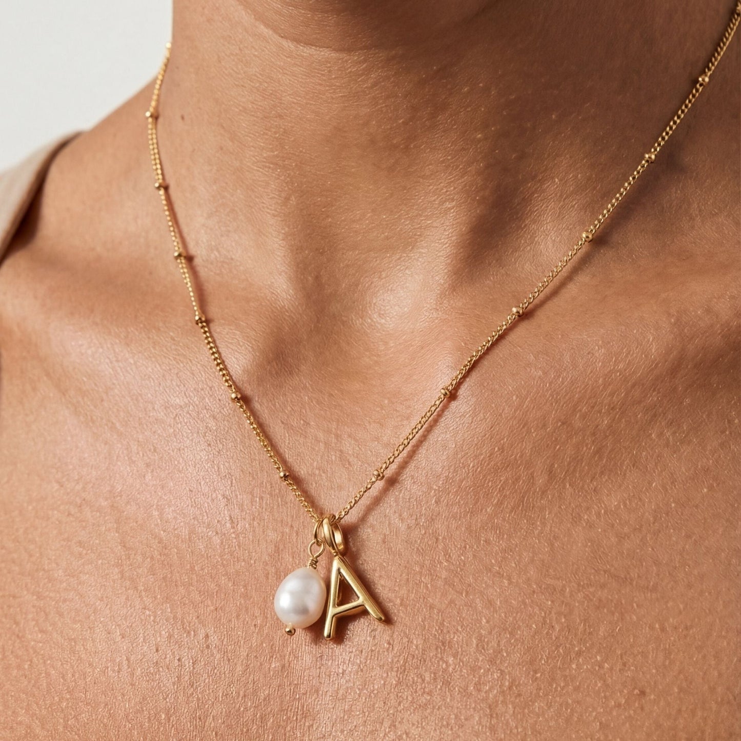 Damen Halskette Gold mit Barockperle Initial Anhänger wasserfest