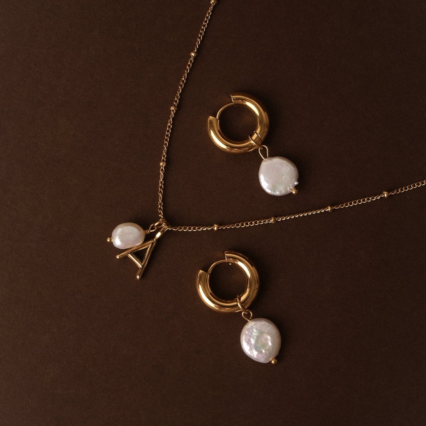 Damen Halskette Gold mit Barockperle Initial Anhänger wasserfest