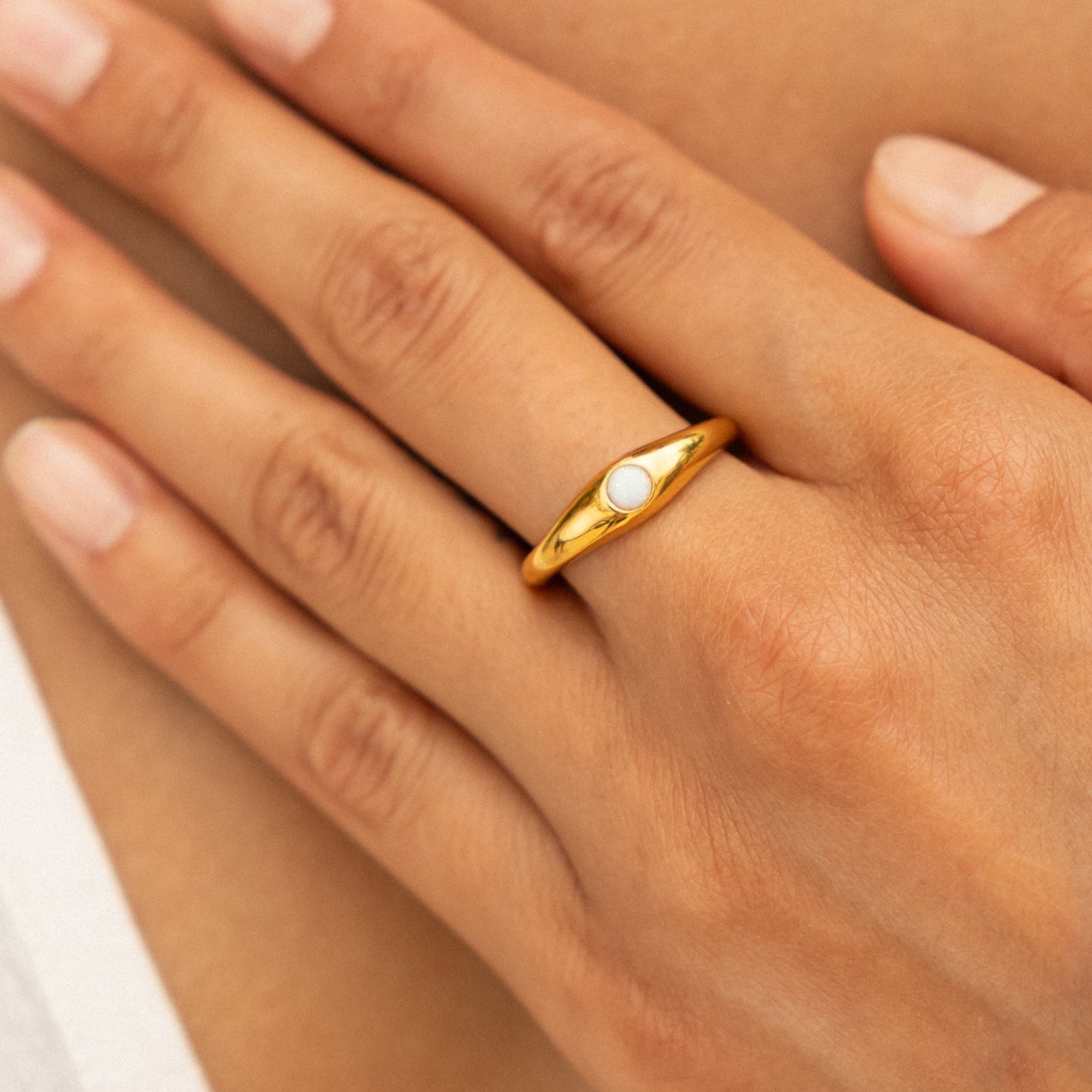 Opal Ring Gold wasserfest mit 5 mm Band und zentriertem Stein