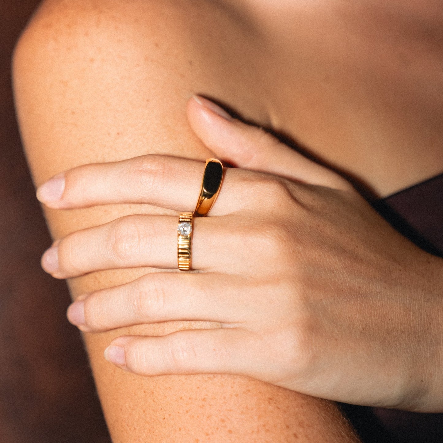 Damen Statement Ring Gold mit weißem Zirkon, breiter Edelstahl Ring 5 mm, wasserfest, hypoallergen