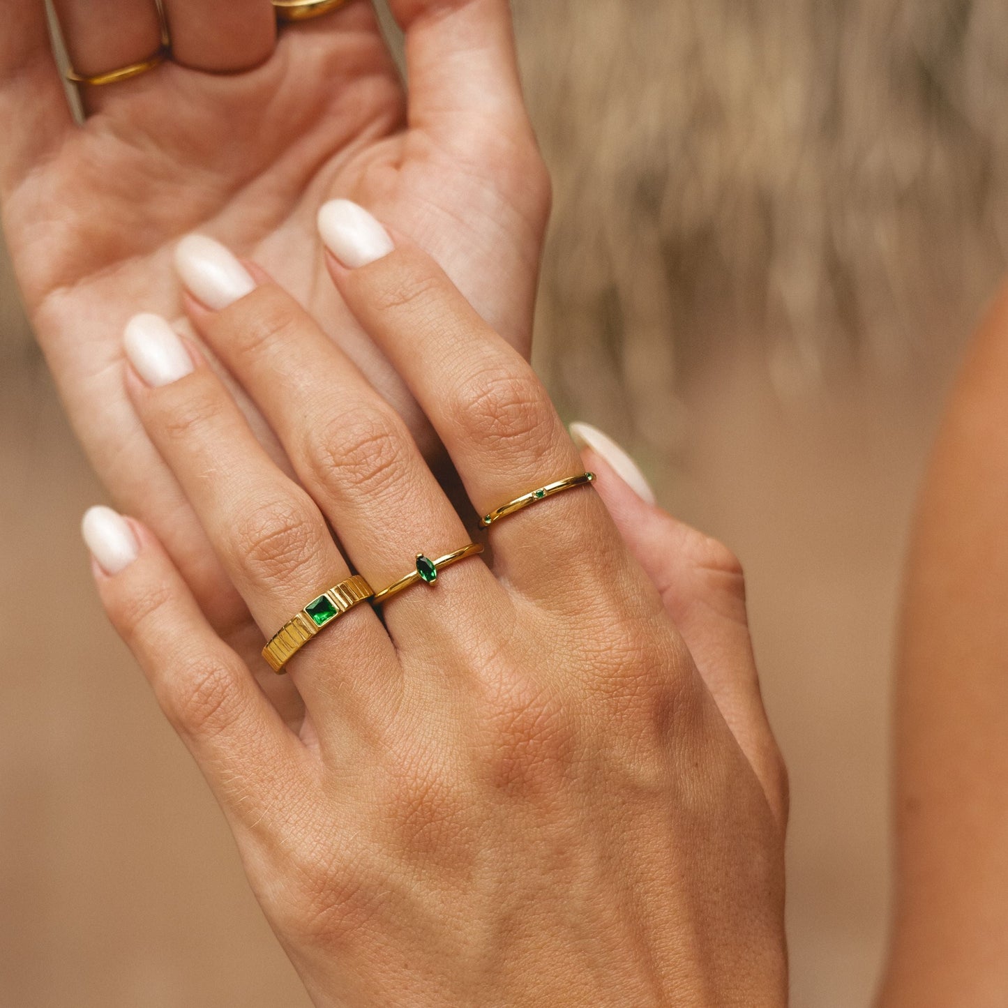 Damen Ring Gold Grün mit Zirkonia Stein, schmaler Edelstahlring wasserdicht