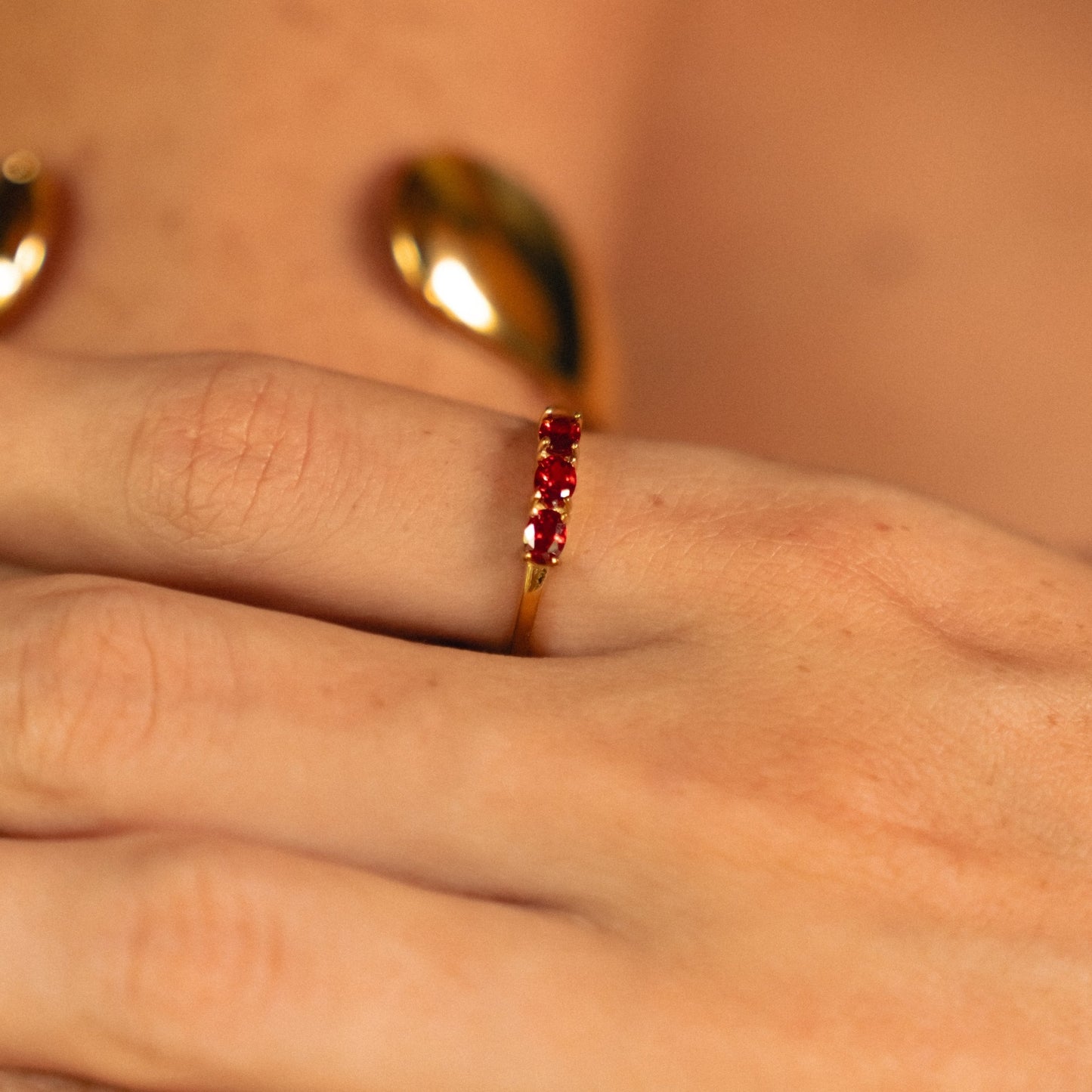 Damen Ring goldfarben mit granatroten Zirkonen, schmal, wasserfest