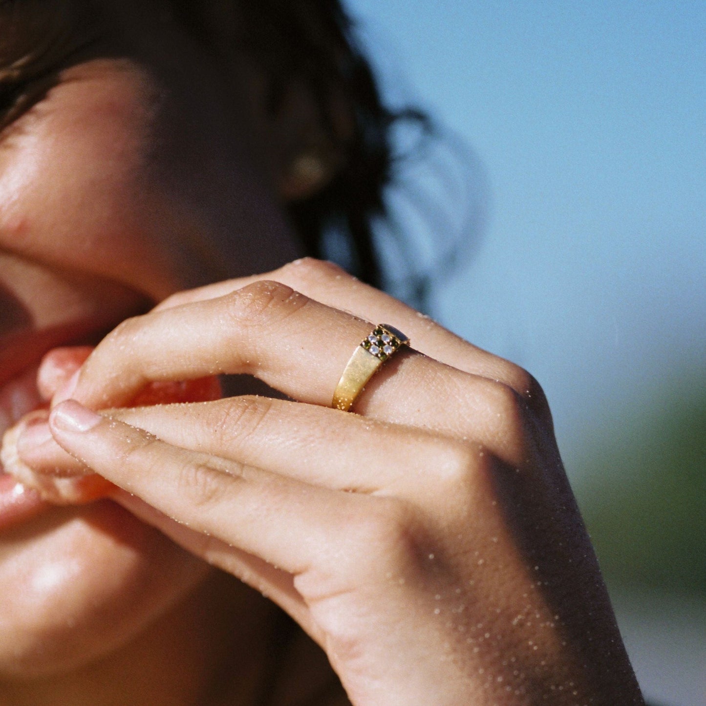 Ring Gold mit grünen und weißen Zirkonsteinen, wasserdicht und hypoallergen