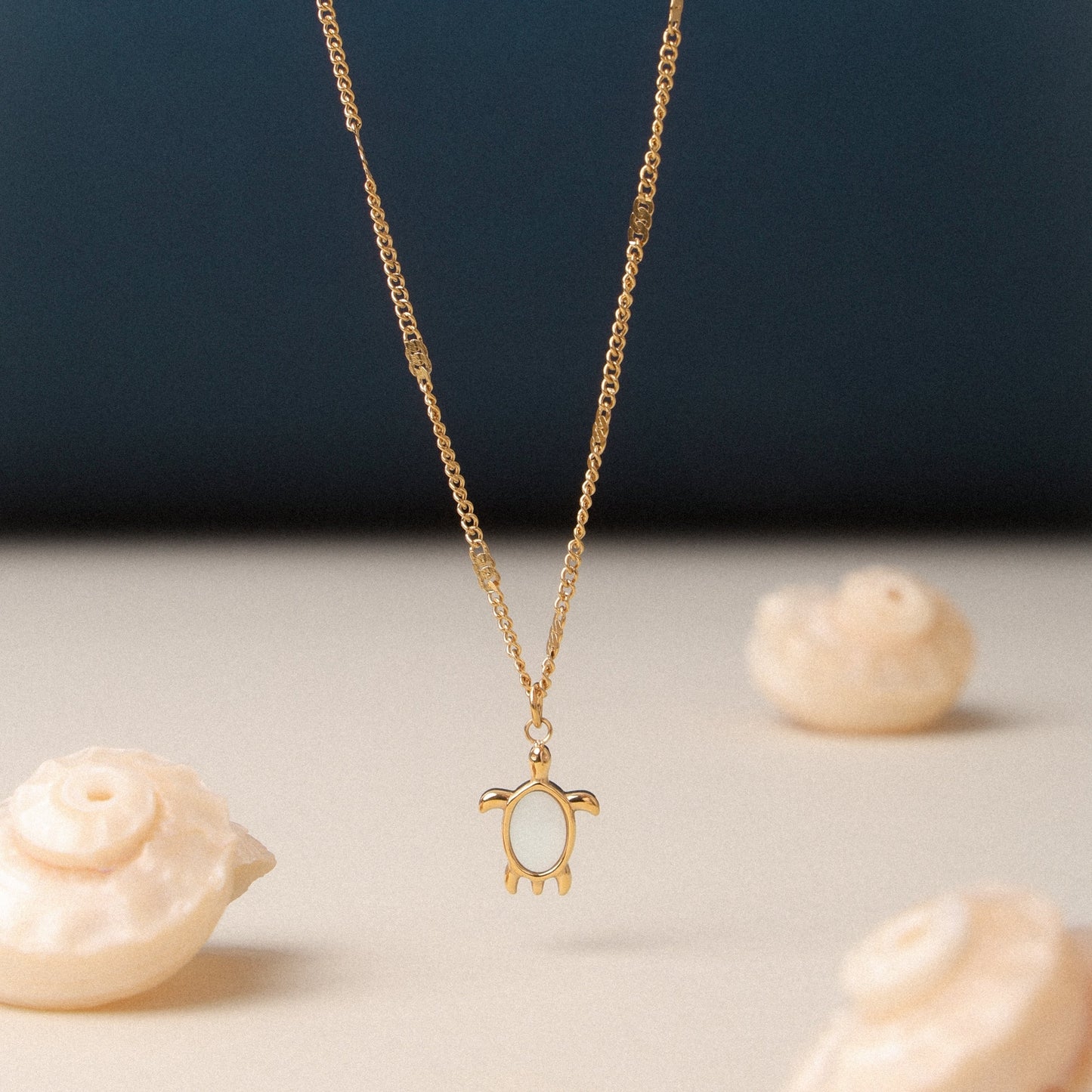 Damen Schildkröten Kette Gold mit Perlmutt Anhänger wasserfest