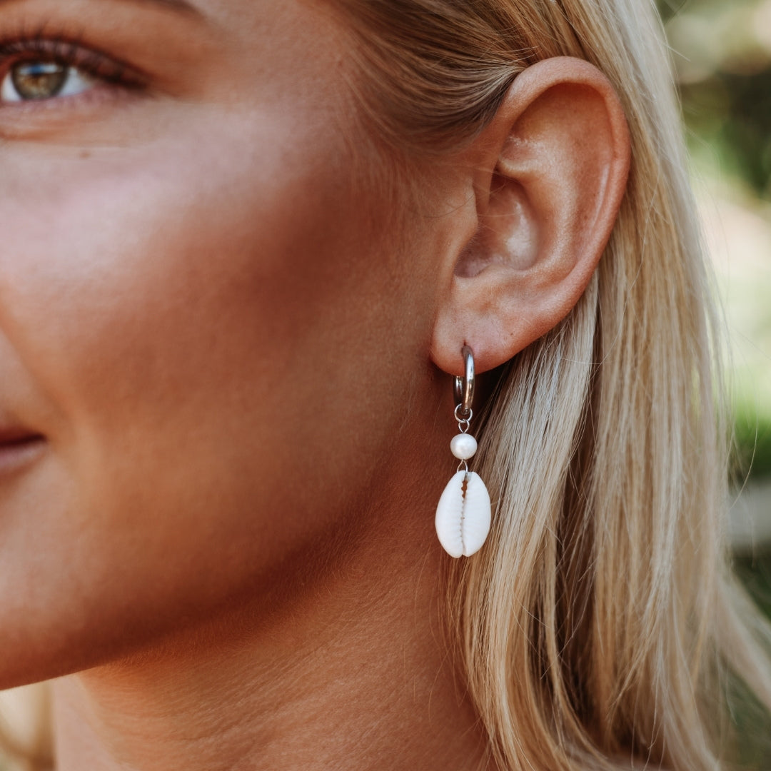 Damen Creolen Gold Cowrie Muschel Süßwasserperle wasserdicht hypoallergen