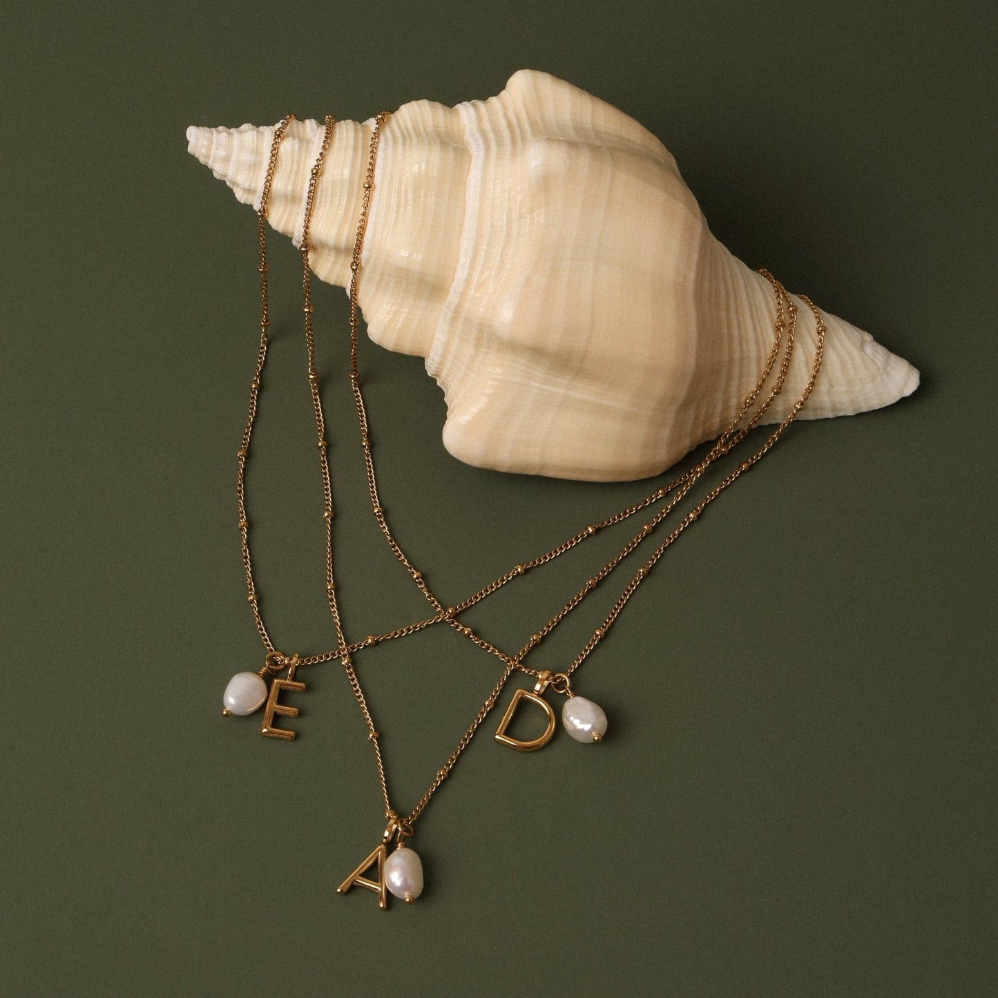 Damen Halskette Gold mit Barockperle Initial Anhänger wasserfest