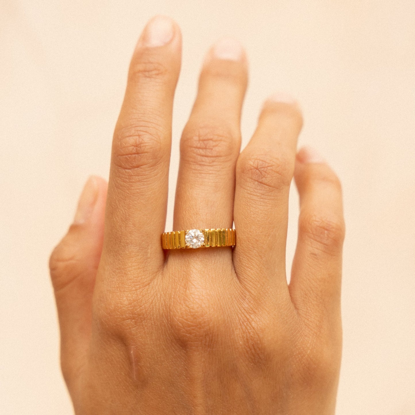 Damen Statement Ring Gold mit weißem Zirkon, breiter Edelstahl Ring 5 mm, wasserfest, hypoallergen