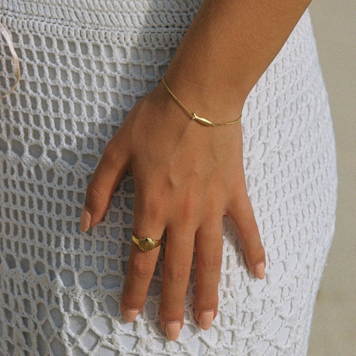 Damen Armband Gold mit Fischanhänger verstellbar wasserfest hypoallergen Edelstahl