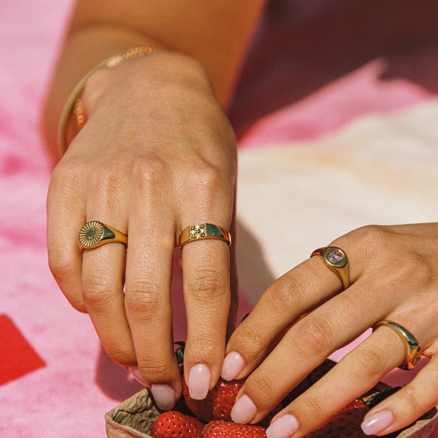 Ring Gold mit grünen und weißen Zirkonsteinen, wasserdicht und hypoallergen