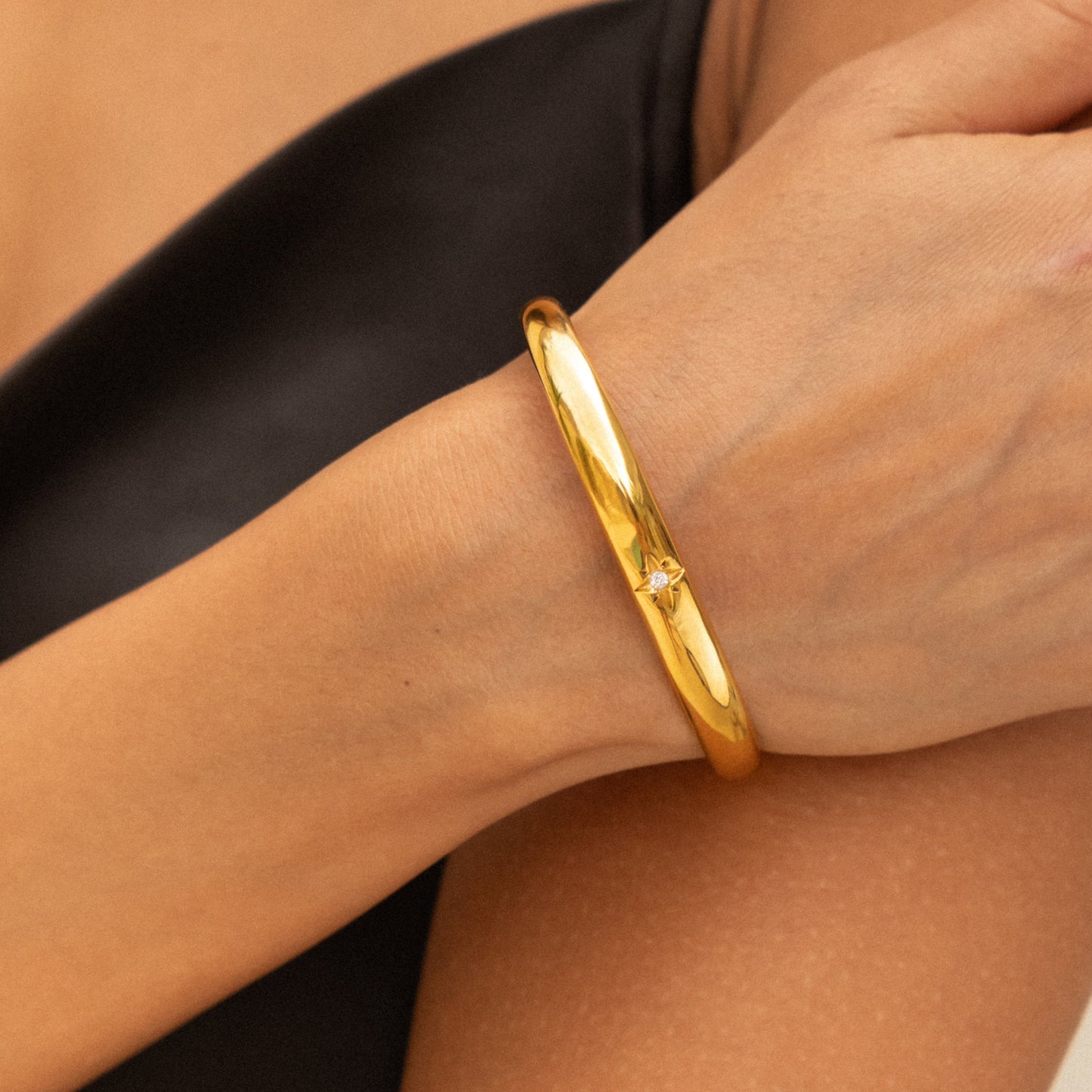 Damen Armreif Gold mit Sternmotiv und Zirkonsteinen wasserfest hypoallergen Edelstahl