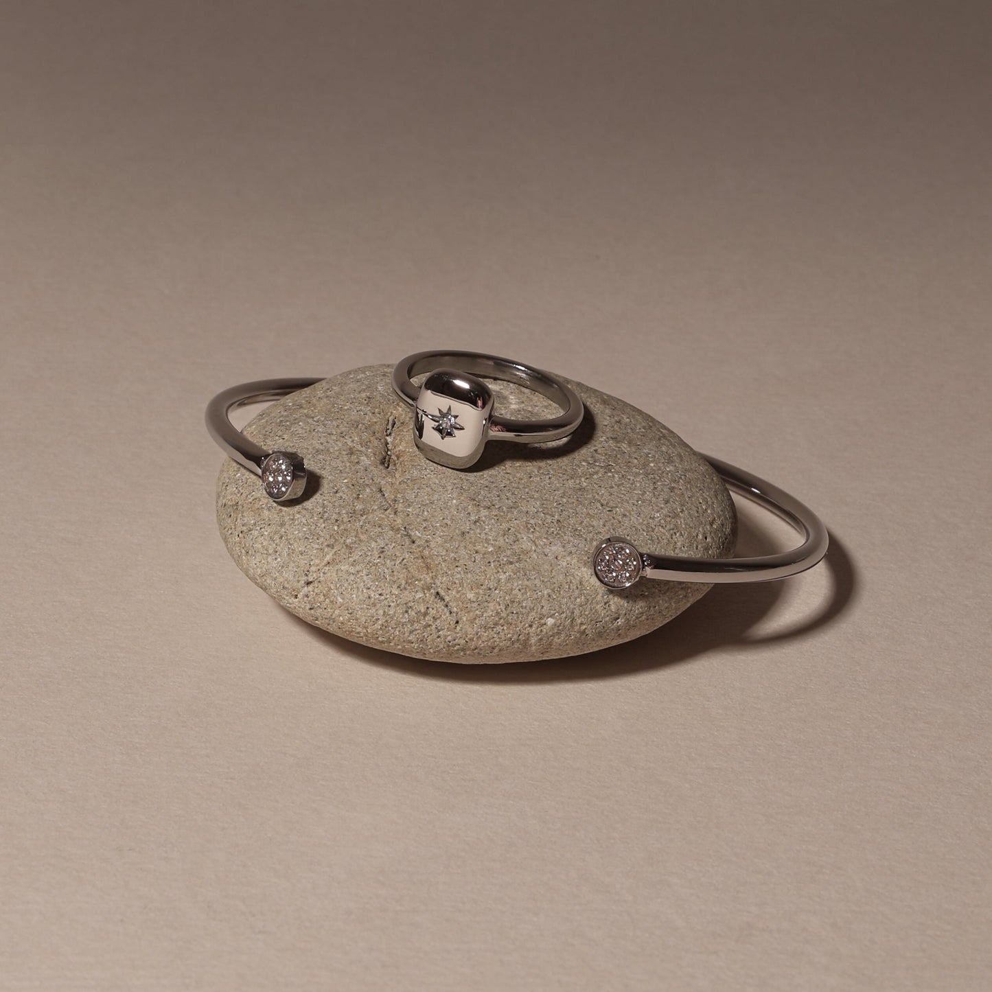 Damen Ring Gold Sternenmotiv weißer Schmuckstein wasserfest
