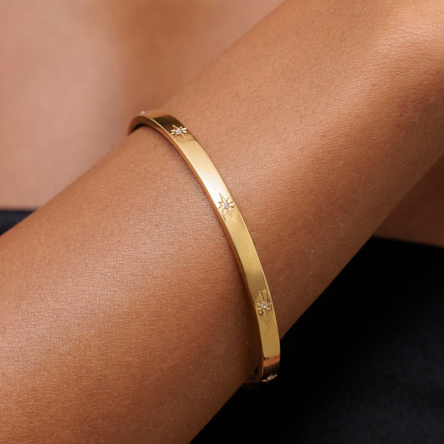 Damen Armreif Gold mit Sternmotiv und Zirkonsteinen verstellbar wasserfest hypoallergen