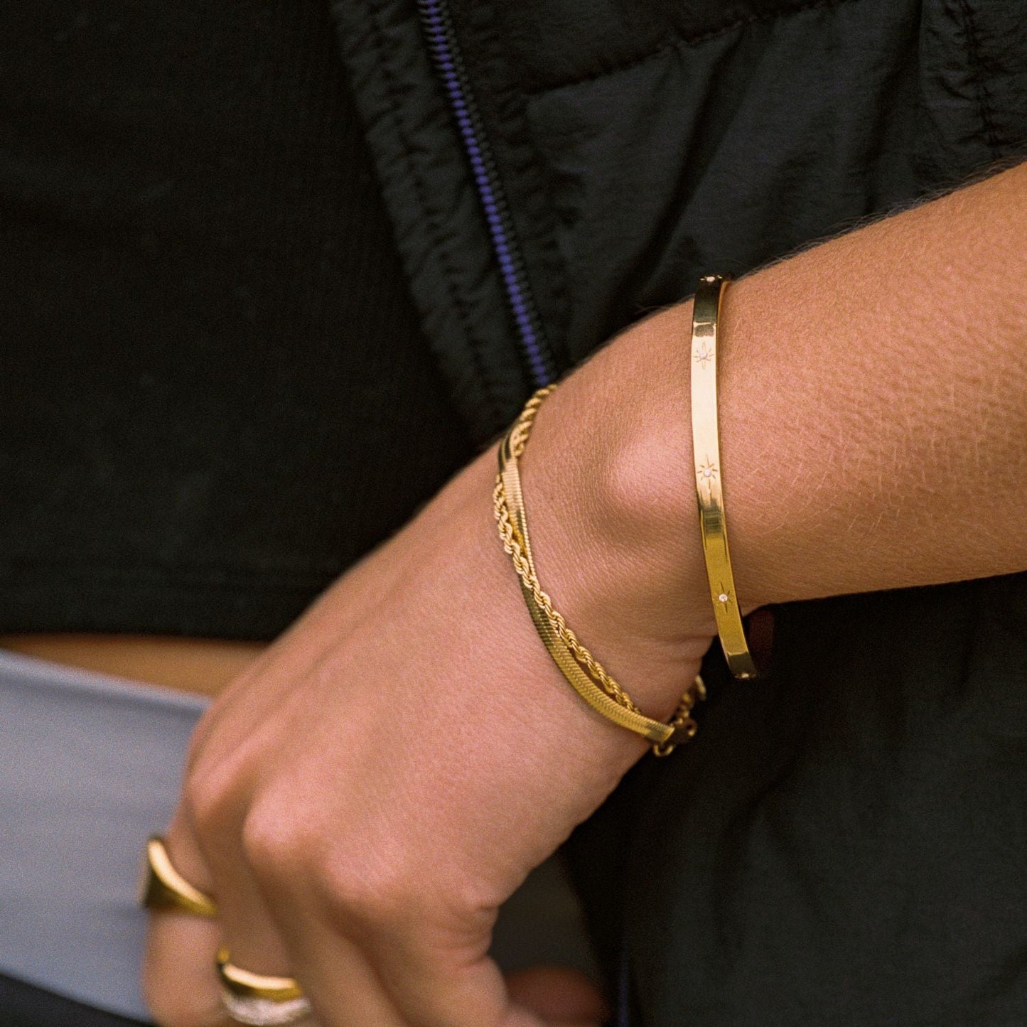 Damen Armreif Gold mit Sternmotiv und Zirkonsteinen verstellbar wasserfest hypoallergen