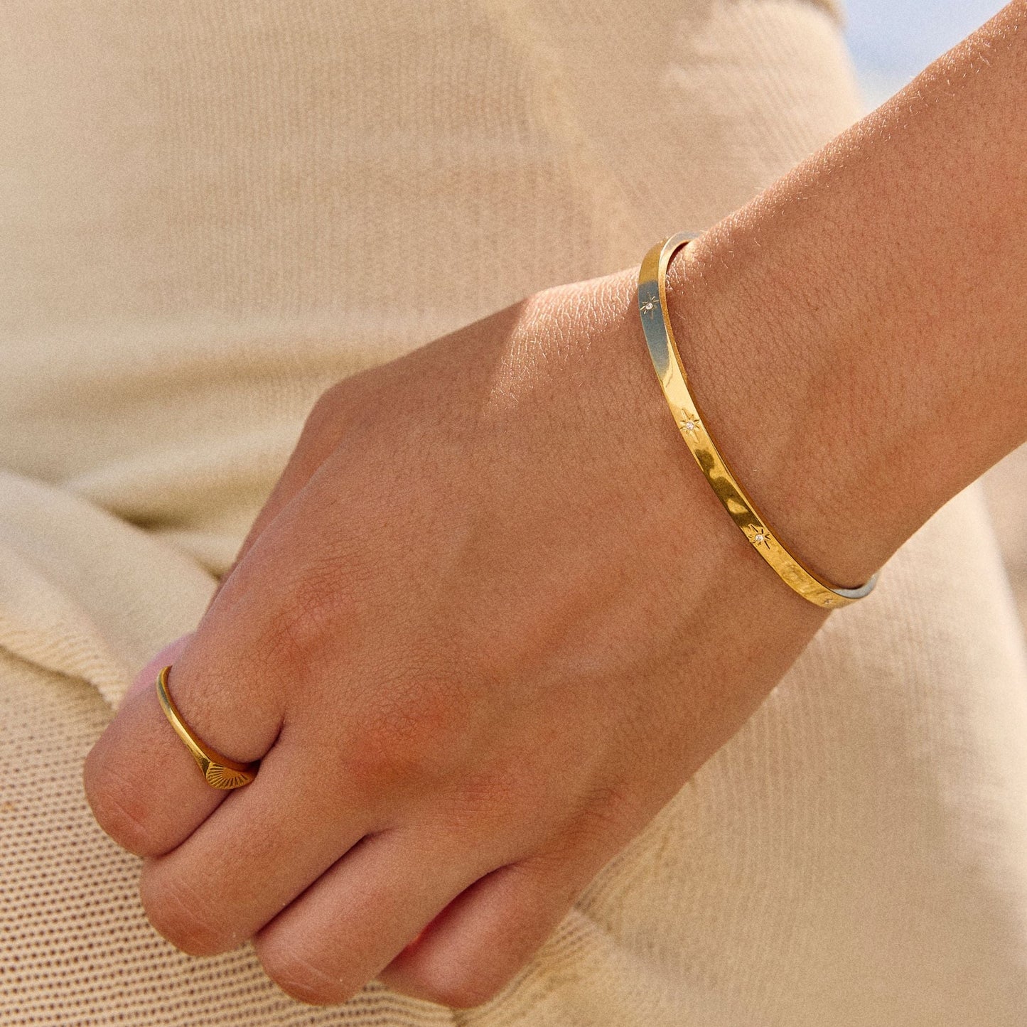 Damen Armreif Gold mit Sternmotiv und Zirkonsteinen verstellbar wasserfest hypoallergen