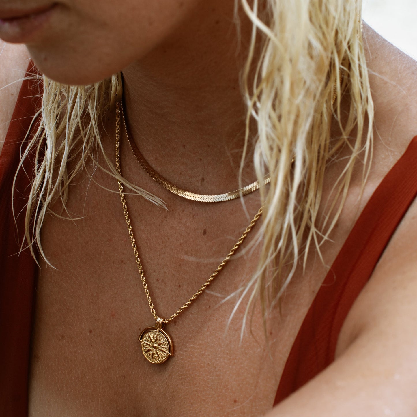 Damen Schmuckset Gold Herringbone Choker Sonnenanhänger Halskette wasserfest 2-teilig