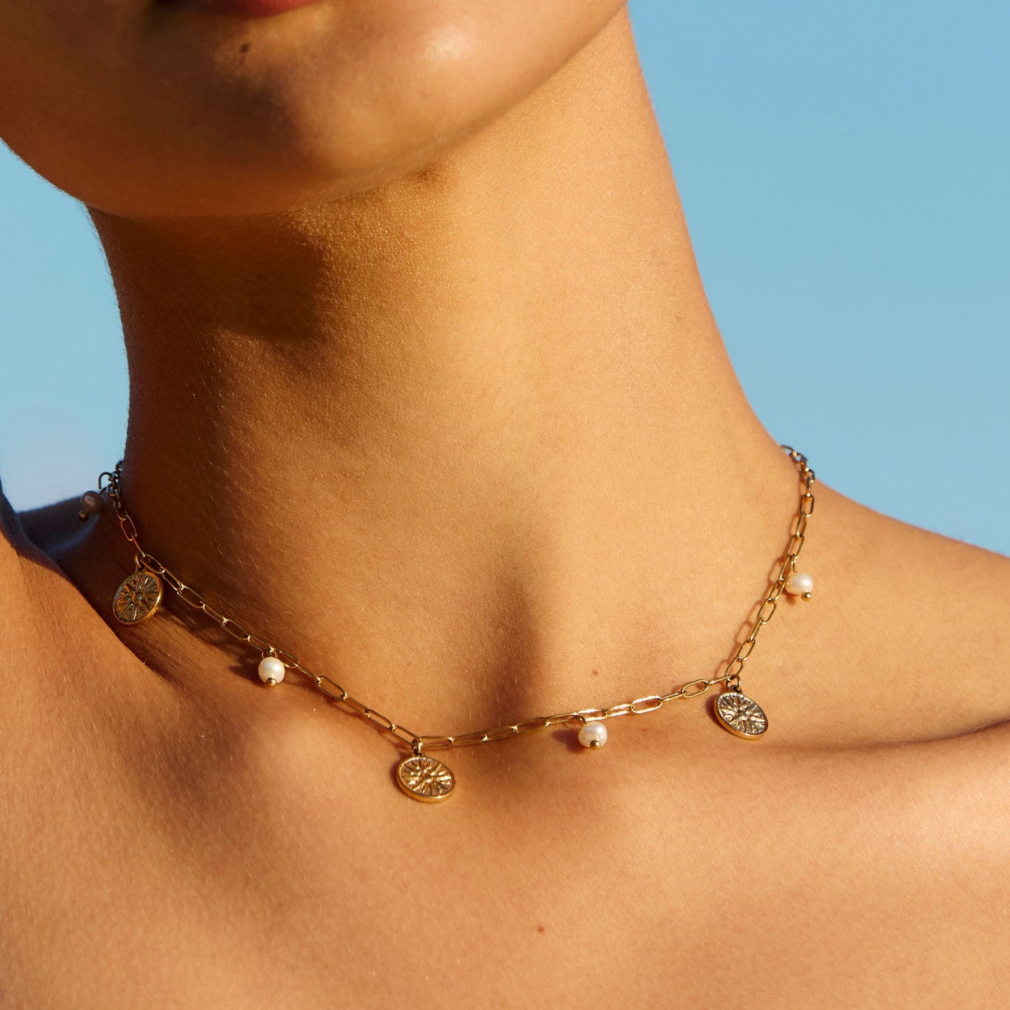 Damen Perlen Choker Gold mit Sonnen Anhängern und Süßwasserperlen wasserfest