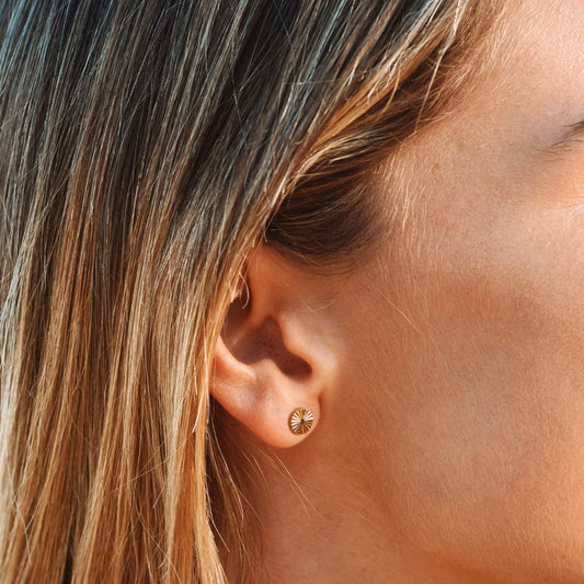 Damen Ohrstecker Sonne Gold minimalistisch wasserdicht hypoallergen