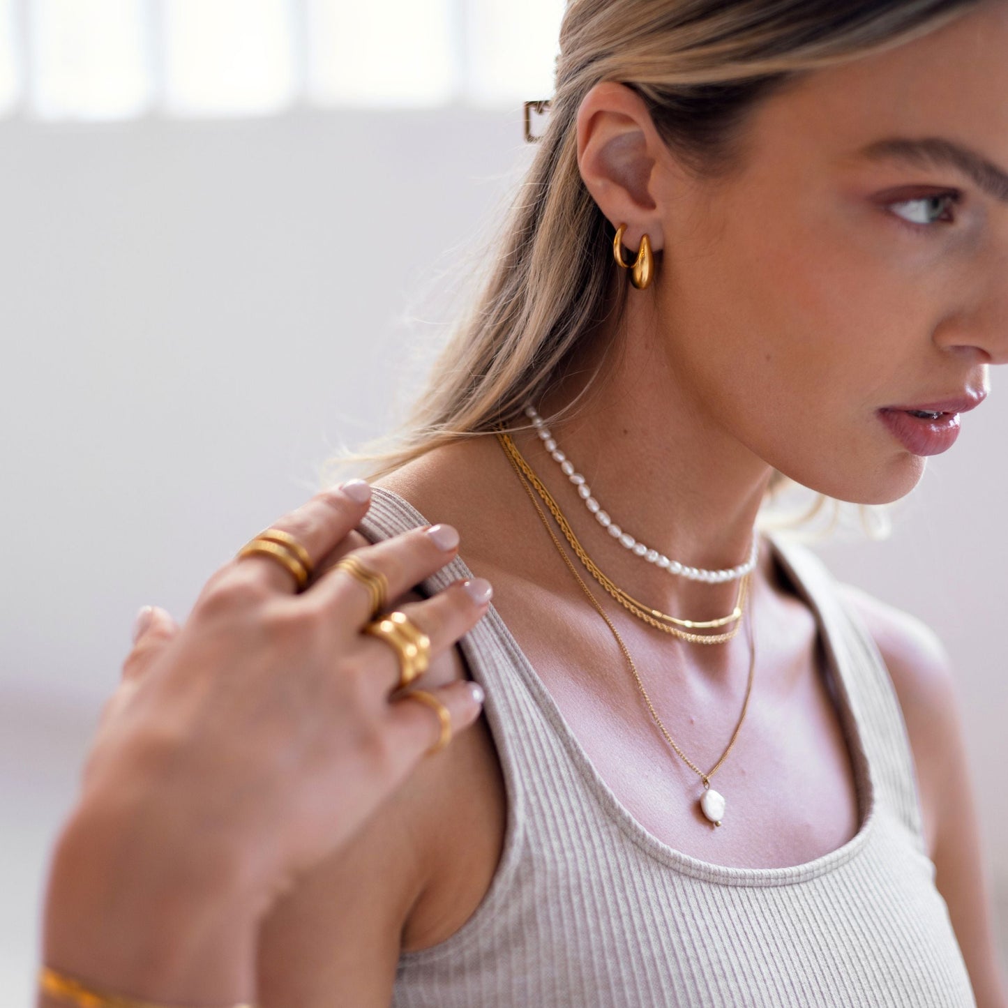 Damen Creolen Gold Tropfenform wasserdicht hypoallergen elegant