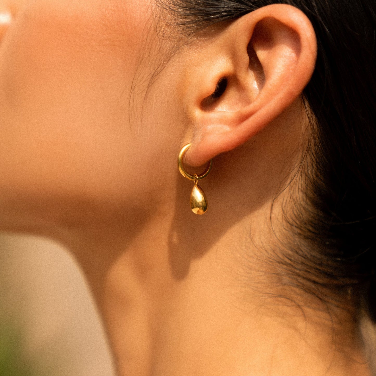 Damen Creolen Gold Tropfenform skulptural wasserdicht hypoallergen