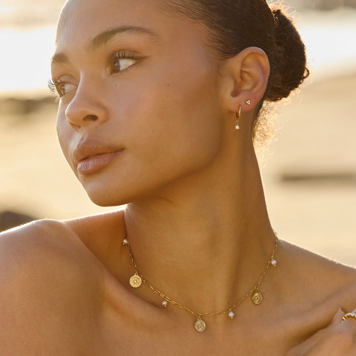 Damen Perlen Choker Gold mit Sonnen Anhängern und Süßwasserperlen wasserfest