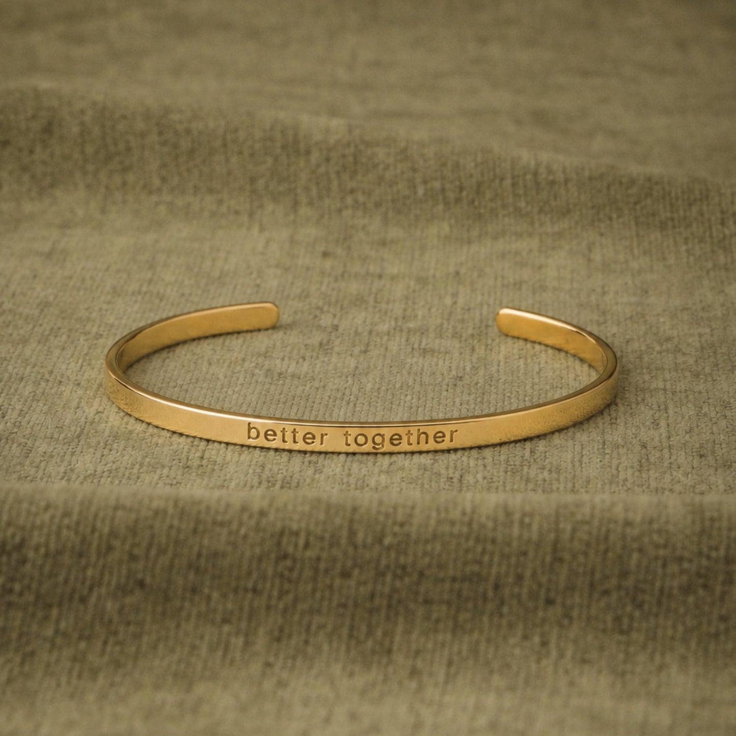 Damen Gravur Armreif Gold personalisierbar wasserfest hypoallergen Edelstahl