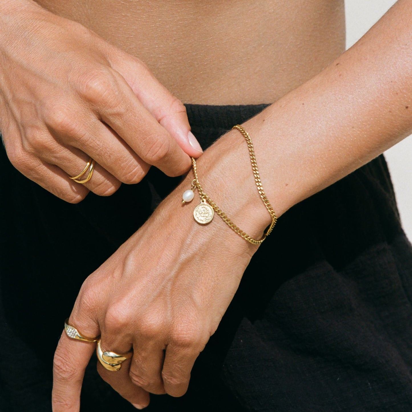 Damen Armband Gold mit Münzanhänger und Süßwasserperle wasserfest hypoallergen Doppelkette