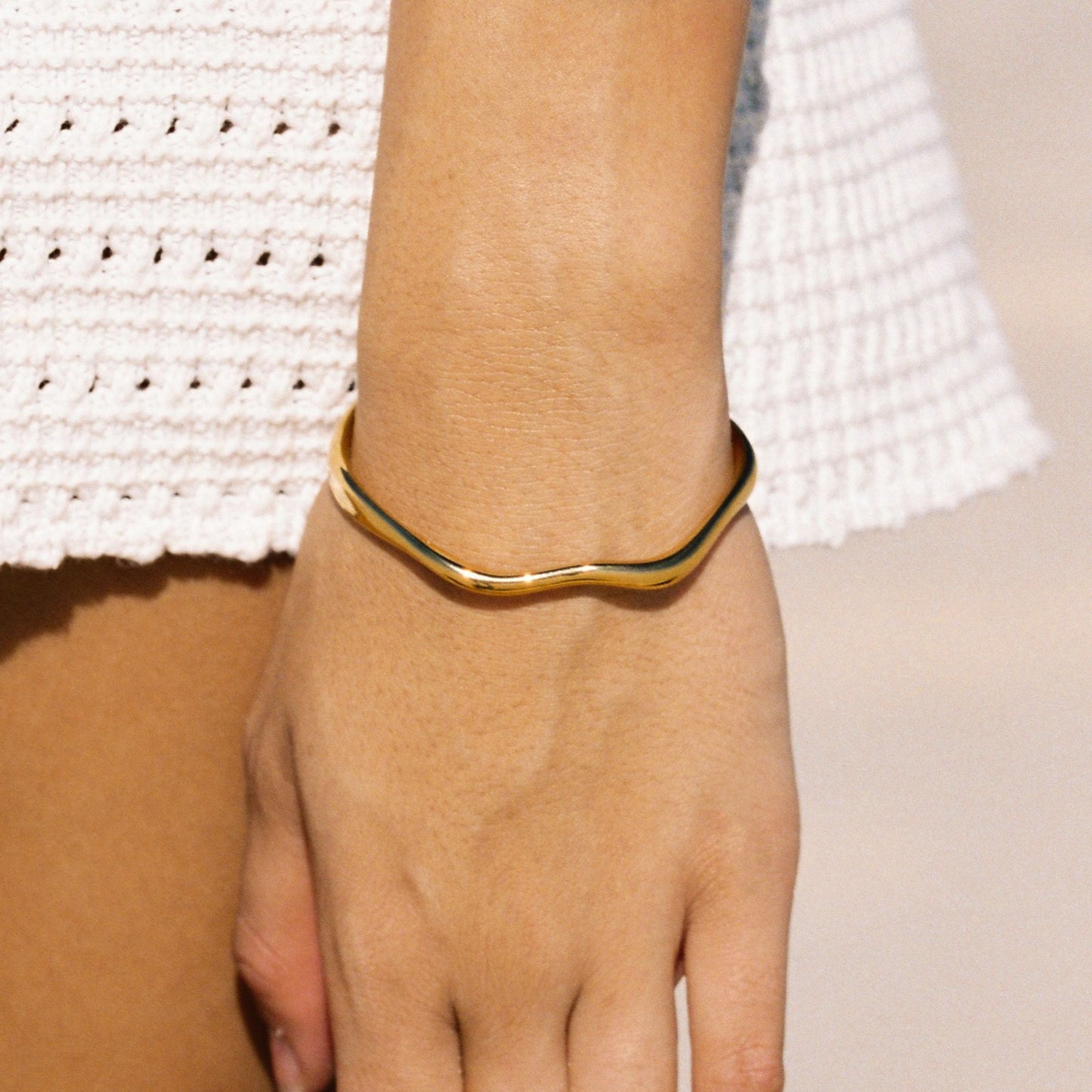 Damen Armreif Gold Wellen-Design wasserfest hypoallergen Edelstahl offen