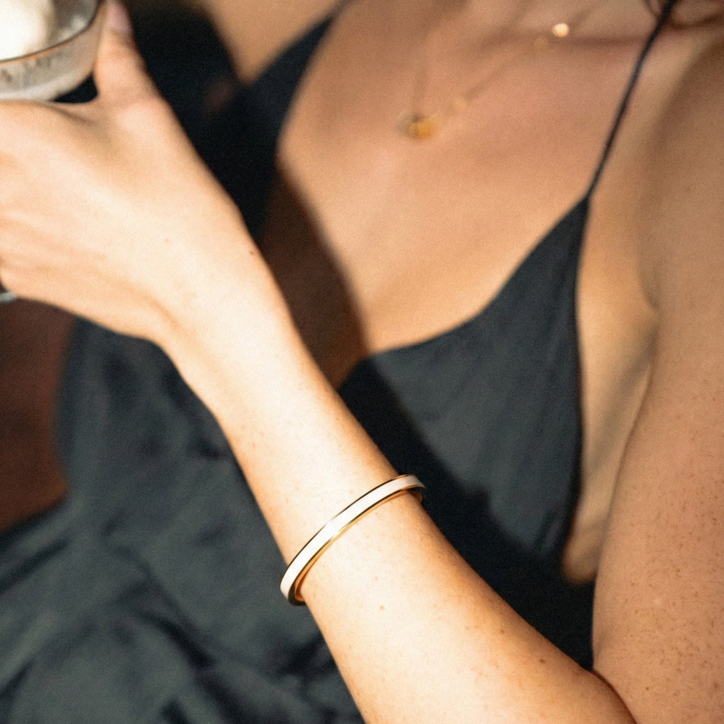 Damen Armreif Gold mit weißer Emaille wasserfest hypoallergen Edelstahl Bangle