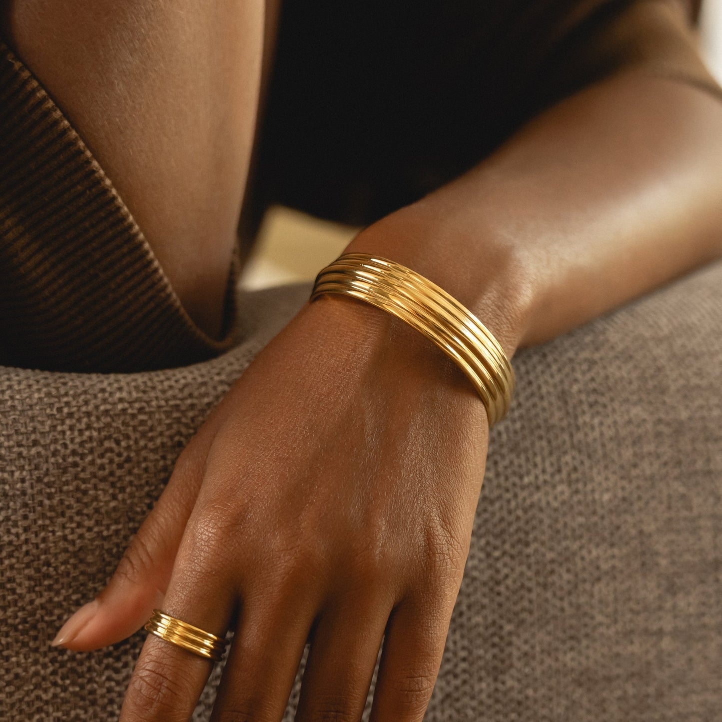 Damen Armreif Gold breit verstellbar wasserfest hypoallergen Edelstahl Skulptur Design